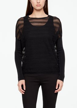 SarahPacini EU Strepen versieren deze doorschijnende sweater. Ondoorzichtige mouwen bieden contrast en definitie. Een getextureerde laag voor elke lentelook.