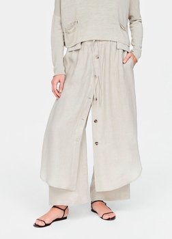 SarahPacini EU Beweeg vrij in een linnen kledingstuk. Het pand vooraan creëert de illusie dat dit een rok is. Verschuif de knopen van paarlemoer om de stijl aan te passen.