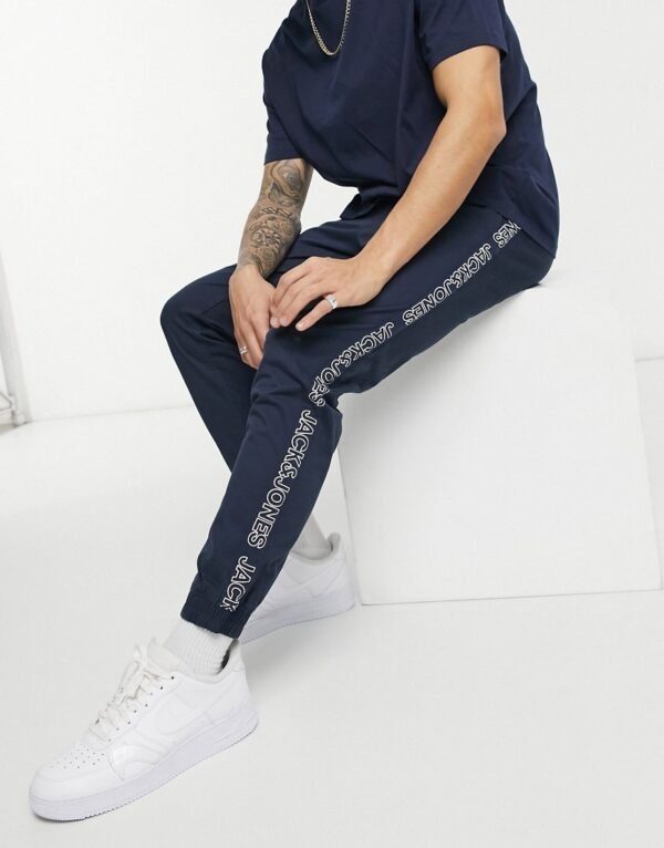 Jack & Jones Intelligence - Broek met boorden en zijstreep met logo in marineblauw