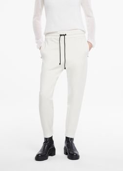 SarahPacini EU Toelopende broek met een expressieve jersey snit. De gesmokte tailleband en het stretchy ontwerp bieden puur comfort. De sportieve stijl is afgewerkt met zakken met ritssluiting.