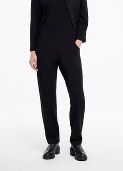 SarahPacini EU Deze broek met strakke snit is vooraan afgewerkt met knoopsgaten aan de zak. Achteraan zorgt de elastische tailleband voor een sportieve toets. Ervaar puur comfort dankzij het ontwerp van stretchjersey.